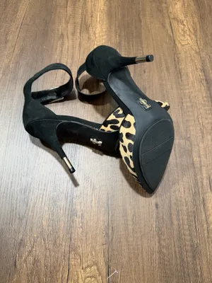 Jennifer Lopez Leopard Print Ankle Strap Heels – Size 7.5 – Excellent Condition Bold and stylish pointed-toe heels by Jennifer Lopez featuring a chic leopard print design and black ankle strap detail. Worn only a few times and in excellent condition. ✔️ Size 7.5 ✔️ Worn only a few times ✔️ Pointed toe ✔️ Adjustable ankle strap ✔️ Statement animal print Perfect for date nights, parties, events, or elevating any outfit with a touch of glam. thumbnail 6