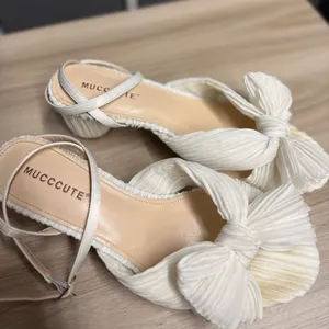 Mucccute Pleated Bow Block Heel Sandals White Size 9.5 thumbnail 4