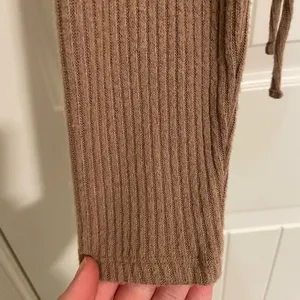 EUC Hollister women’s tan knit baby tee v-neck ruched crop long sleeve‎ top thumbnail 4