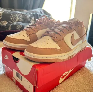 Rose Pink Nike Dunk Low Sneakers thumbnail 4