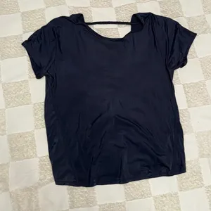 Lululemon‎ open back Nylon & Lycra shirt size M thumbnail 1