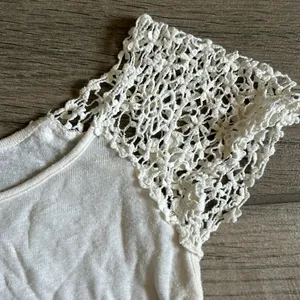 La hearts crochet sleeve top thumbnail 2