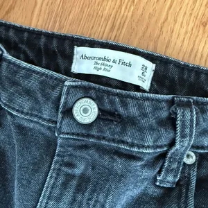 Abercrombie and Fitch Curve Love The Skinny High Rise Split Hem Jeans Size 28 thumbnail 8