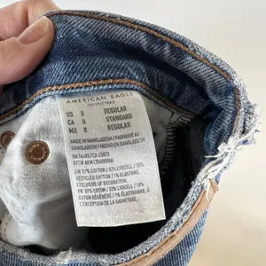 American‎ Eagle High Rise Relaxed Straight Jeans Blue Distressed Raw Hem Size 0 thumbnail 7