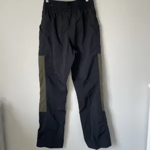Nike Women's City Utility Zip Cuff Track Pants Athletic Black Green Size Medium thumbnail 2
