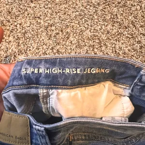 American Eagle Super High-Rise Jeggings‎ Size 4 Long Blue Wash Denim Jeans thumbnail 4