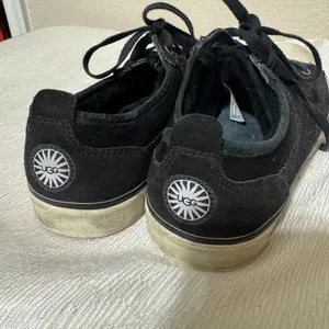 Ugg Australia Womens Evera Sneakers Tennis Shoes Black sherpa lined sz 8.5 thumbnail 3
