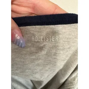 Hollister Womens Gray Graphic Tee Navy Trim V-Back Short Sleeve Top Size Large thumbnail 3