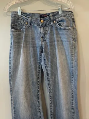 Classic Light Wash Women’s Jeans - Levi’s curvy cut size 5 thumbnail 1