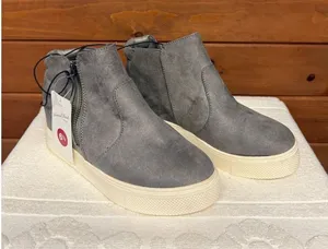 Universal Thread Gray Faux Suede Booties Sz 6.5 NWT thumbnail 1