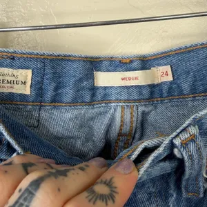 Levi's Medium Wash Denim Button Fly Wedgie Frayed Straight Ankle Jeans Size 24 thumbnail 8