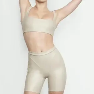 SKIMS‎ Faux Leather Scoop Neck Bra Womens M Sand Beige Excellent Edgy Athleisure thumbnail 2