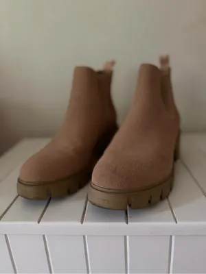 Women’s Chelsea Lug Boot in Taupe thumbnail 2