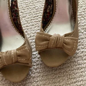 Fioni Nude High Heel Bow Front Platinum 4” Heels Vegan Leather Size 8.5 Like New thumbnail 8