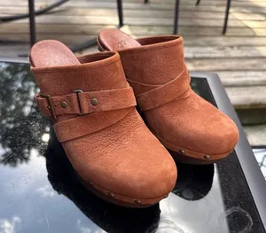 UGG Womens Leather Mule Clogs With Buckle Strap Size 7 Chestnut Brown Stylish & thumbnail 1