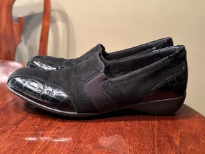 Clarks Everyday Womens size 10 Slip On Suede Black Patent Heel Loafers thumbnail 2