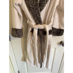 Pottery Barn Faux Fur Ombre Trim Unisex Robe Gray White Small 19" X 44" thumbnail 3