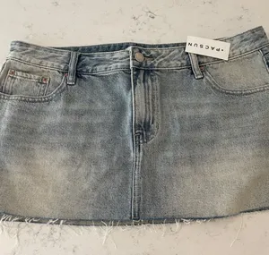 New With Tag Pacsun "Evalina" Raw Hem Denim Mini Skirt Size 30! thumbnail 1