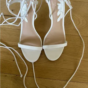Gianni Bini x Caelynn Bell - Papillon Flower Ankle Wrap Strappy Sandals in White thumbnail 9