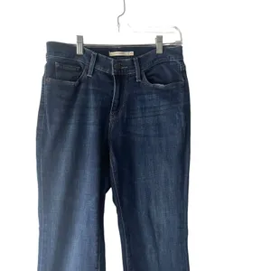 Levi Strauss & Co Women's Size 29 Dark Wash Blue Curvy Bootcut Jeans‎ thumbnail 2