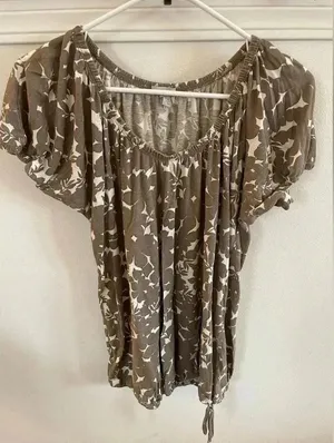 Old Navy size small tan‎ and white floral short sleeve blouse​ thumbnail 1