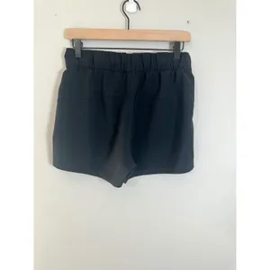 Lululemon On The Fly Short 2.5 Woven Black Mid Rise Athletic Shorts W7AFBS 6 thumbnail 5