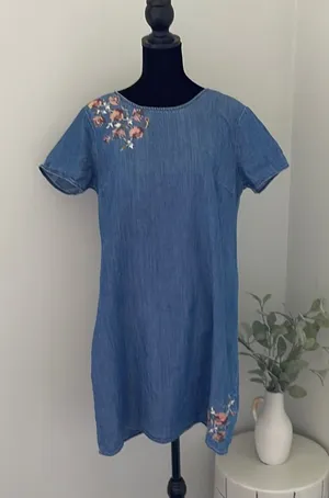 Abercrombie and Fitch Denim Sheath Dress. Size Medium w/embroidered flowers‎ thumbnail 1