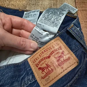 Levi's 501 Women's Dark Denim 100% Cotton Button Fly Shorts Sz 31 Festival Boho thumbnail 3