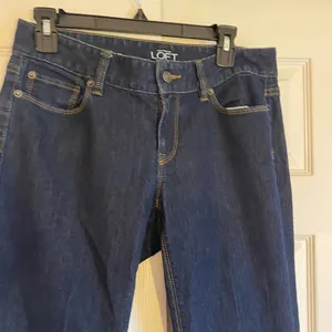 Ann Taylor loft 6 or 28 dark wash curvy flare mid rise low rise jeans thumbnail 3