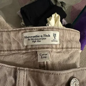 Abercrombie & Fitch Women's Tan Curve Love 90s Relaxed High Rise Jeans 8L thumbnail 5