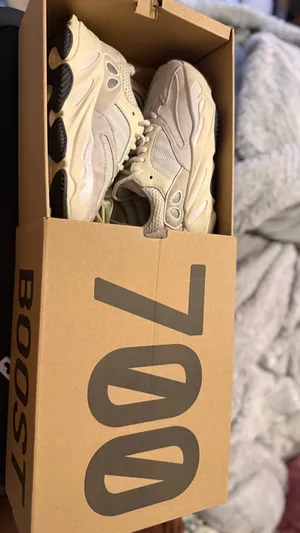 Yeezy Boost 700 Analog thumbnail 3