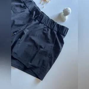 Lululemon On The Fly Woven Short Inseam 2.5" Black Size 12 thumbnail 6