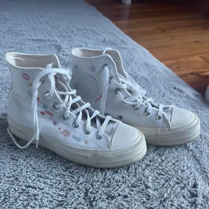 Embroidered Floral Platform Converse thumbnail 3