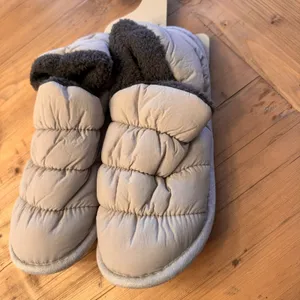 Faceplant Dreams‎ Puffer Slippers Size 7/8 Medium Gray Cozy Plush Indoor Shoes thumbnail 13