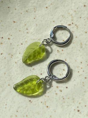 Handmade fairy forest vintage retro aesthetic style simple Czech glass leaf dangle earrings🍃💚 thumbnail 1