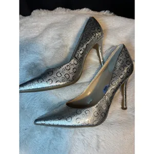 Guess Womens Silver Metallic G Logo Pointed Toe Stiletto Pumps Heels Size 8.5 thumbnail 4