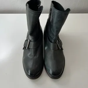 Treasure & Bond Women's Leather Moto Strap Ankle Boots Size 8 Grunge Trendy thumbnail 2