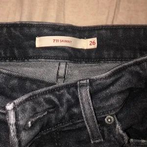 BLACK DISTRESSED LEVI JEANS thumbnail 3
