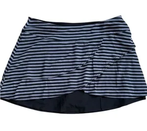Like New Title Nine Black Grey Striped Skort Size Medium thumbnail 1