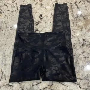 Spanx Faux Leather Camo Black Leggings Size Large‎ thumbnail 3