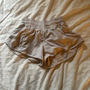 Lululemon Shorts Hotty Hot 2.5" White thumbnail 3