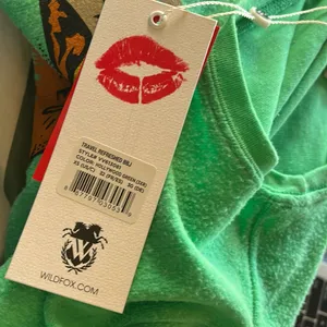 NWT WILDFOX Travel Refreshed Graphic Sweatshirt In Hollywood Green thumbnail 8