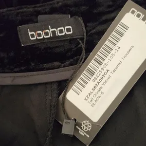 Boohoo Black Velvet Pants NWT Size 2 Tall Black Tapered Crinkle Pants thumbnail 6