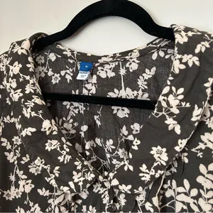 Old Navy Blouse Button Down Short Sleeve Gray Cream Floral Print Business Casual thumbnail 2