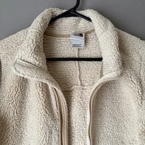 The‎ North Face sz S cream fleece jacket thumbnail 2