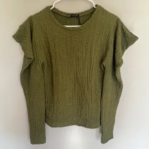 Zara Olive Green Textured Popcorn Knit Ruffle‎ Puff Shoulder Top Womens Medium thumbnail 3