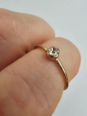 Vintage Gold Tone Minimalist Solitaire Ring - Bezel Set Rhinestone - Size 7 thumbnail 2