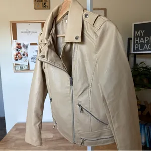 Cali 1850 Women’s Size S Faux Leather Biker Jacket With Zippers NWOT thumbnail 4