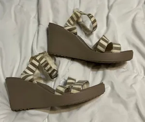 Crocs Sandals Women’s 9 Wedge thumbnail 2