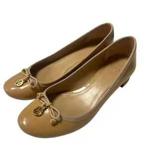 Tory Burch Chelsea Camellia Pump Tan Nude Patent Leather Low Heel Logo Size 7.5 thumbnail 1